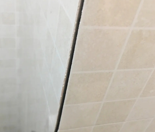 临武瓷砖空鼓维修公司分享阳台瓷砖脱落的修复过程可以分为以下几个步骤