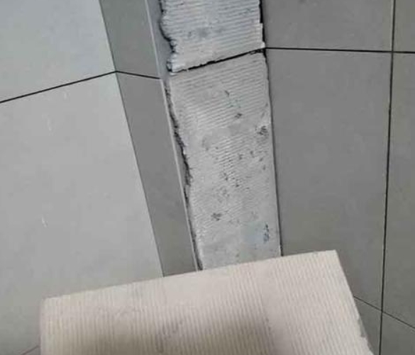 临武瓷砖空鼓维修公司分享下厨房瓷砖脱落的补救措施。